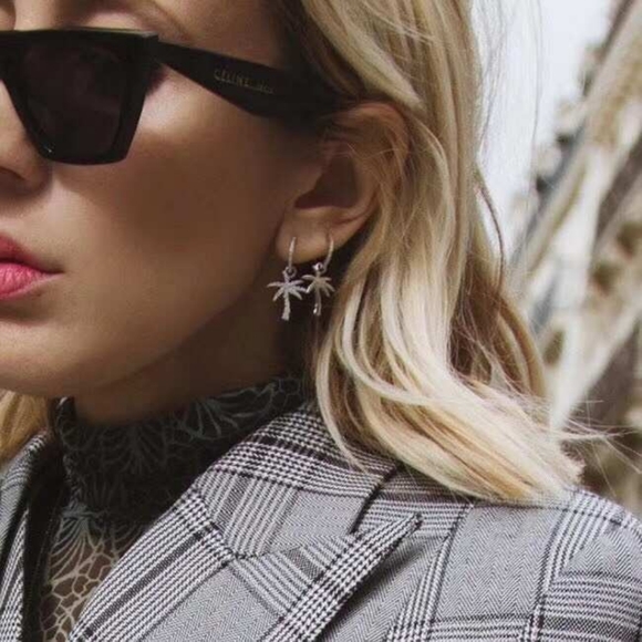 silver earring - Picture 3 of 3